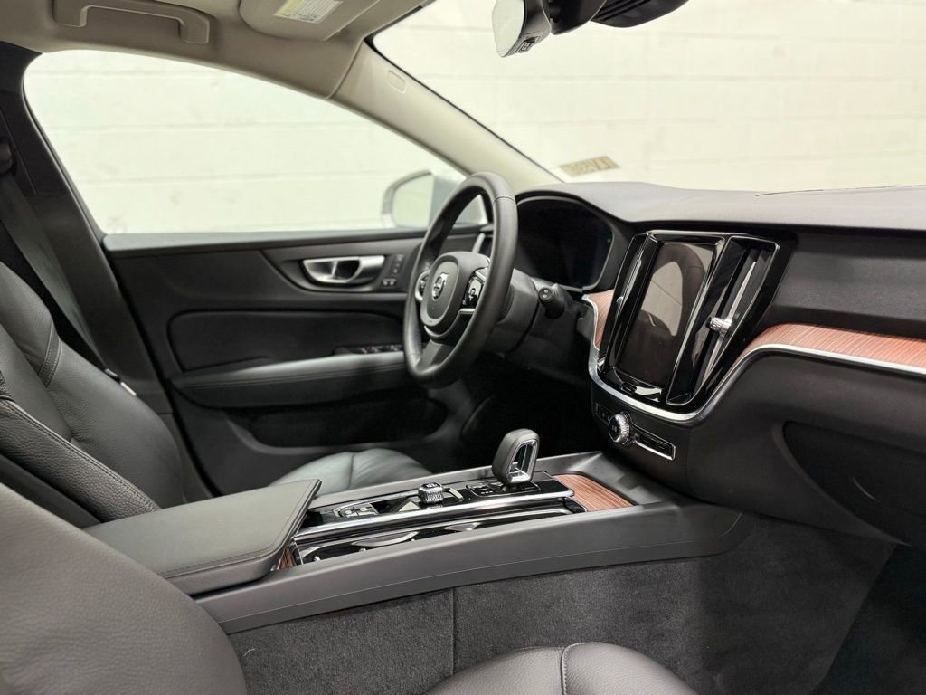 Used 2025 Volvo V60 B5 Cross Country Plus image 40