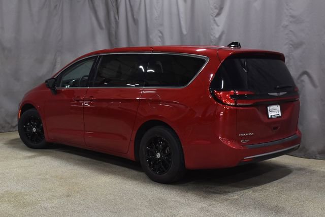 Certified 2024 Chrysler Pacifica Touring-L image 4
