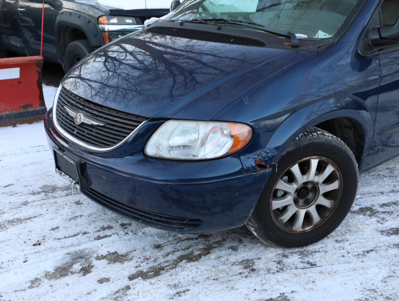 Used 2002 Chrysler Town & Country EX image 2