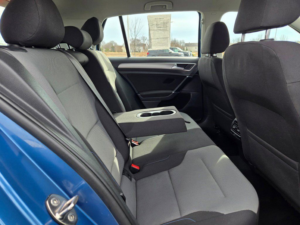 Used 2016 Volkswagen e-Golf SE w/ DC Fast Charging Package image 11