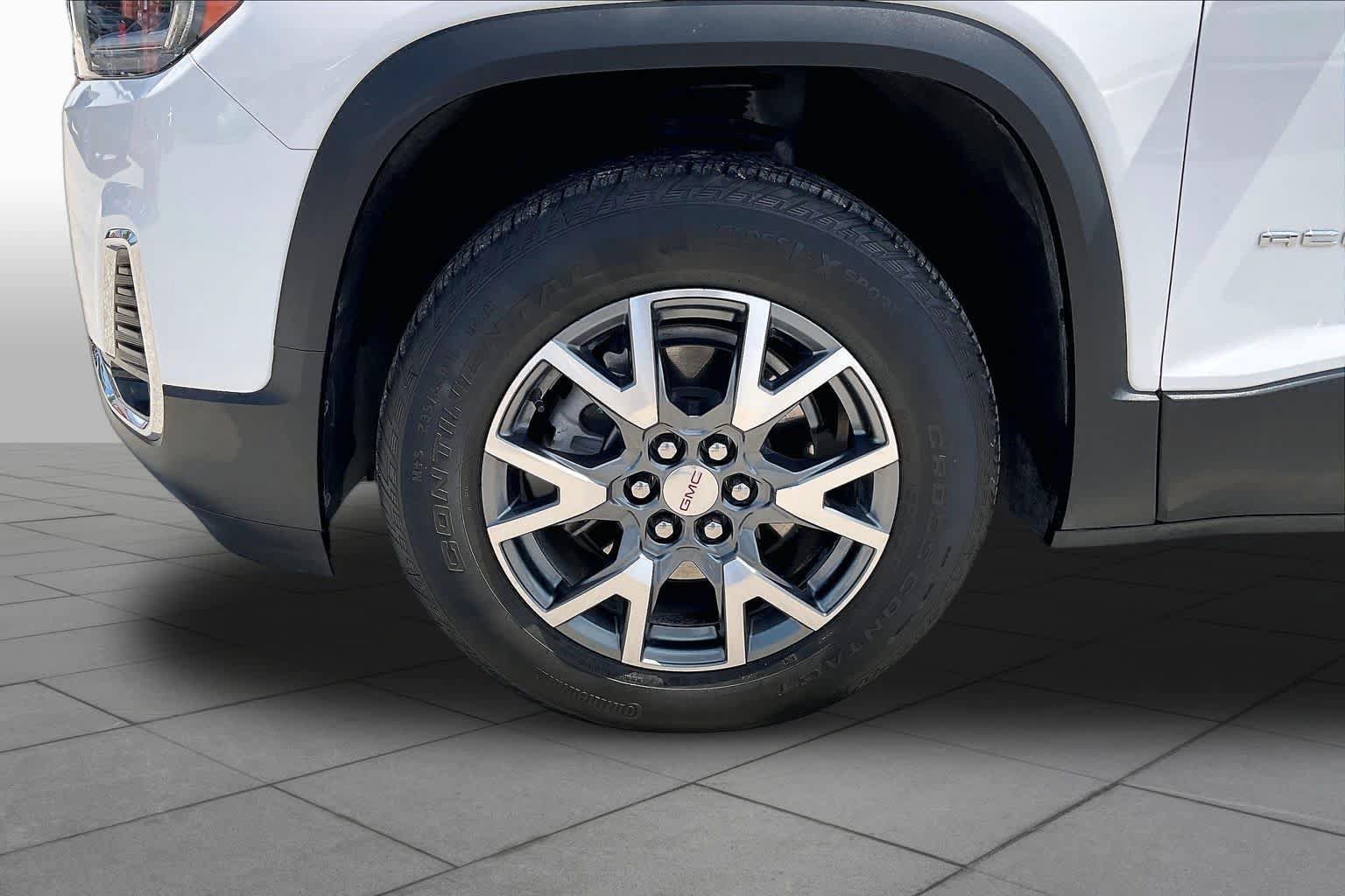 Used 2023 GMC Acadia SLT w/ Technology Package FWD image 11