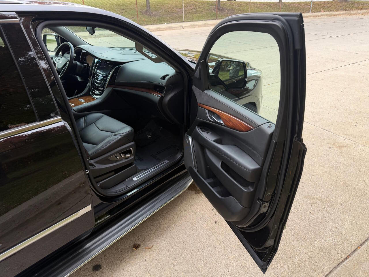 Used 2015 Cadillac Escalade Luxury image 23
