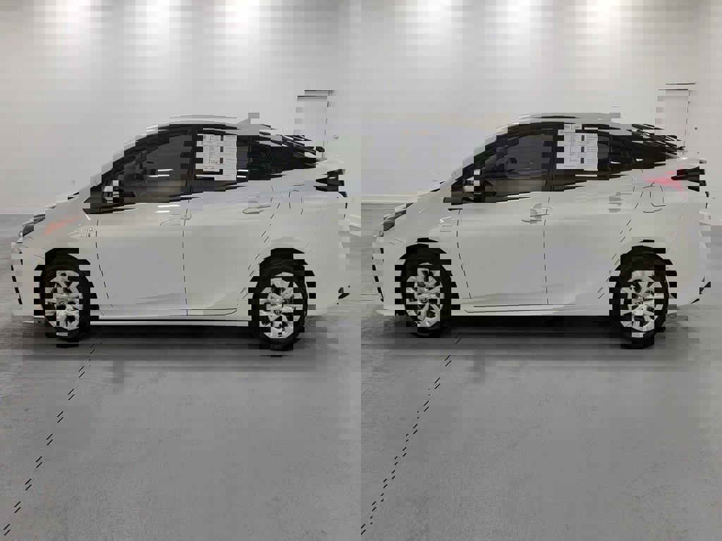 Used 2020 Toyota Prius LE image 5