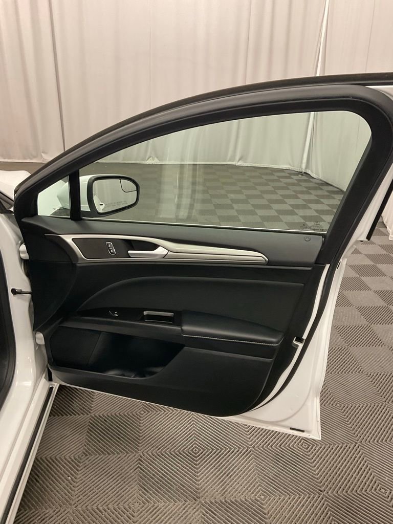Used 2017 Ford Fusion SE image 31