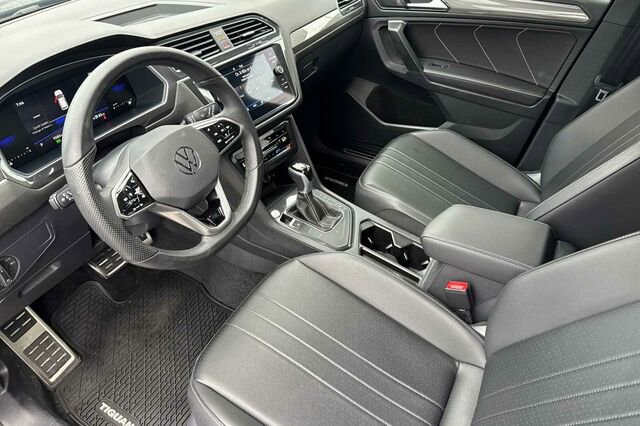 Used 2024 Volkswagen Tiguan SE R-Line FWD image 10