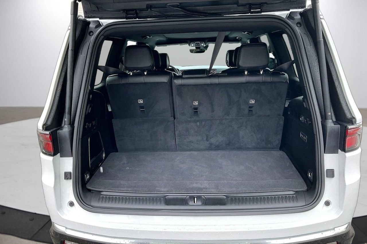 Certified 2025 Jeep Wagoneer Series III w/ Premium Group I AWD/4WD image 28