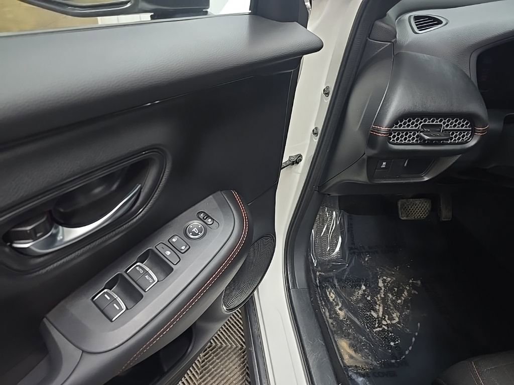 Used 2025 Honda HR-V Sport image 27