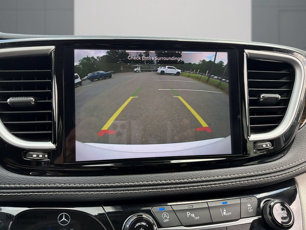 Used 2023 Chrysler Pacifica Limited AWD/4WD image 10