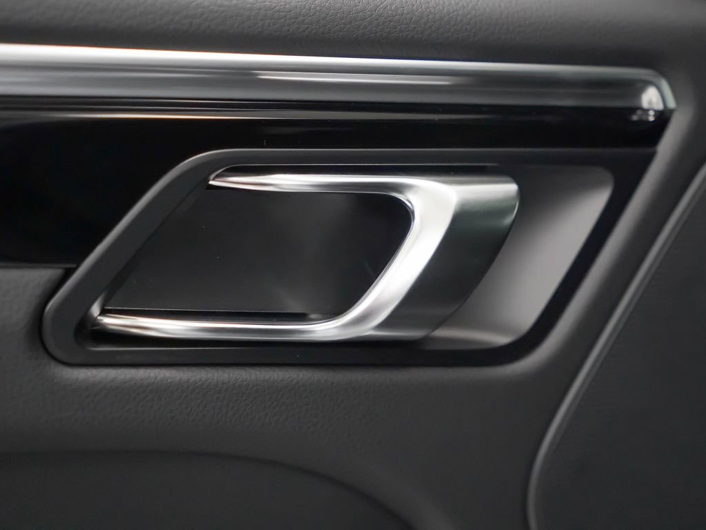 Certified 2025 Porsche Macan Turbo image 15