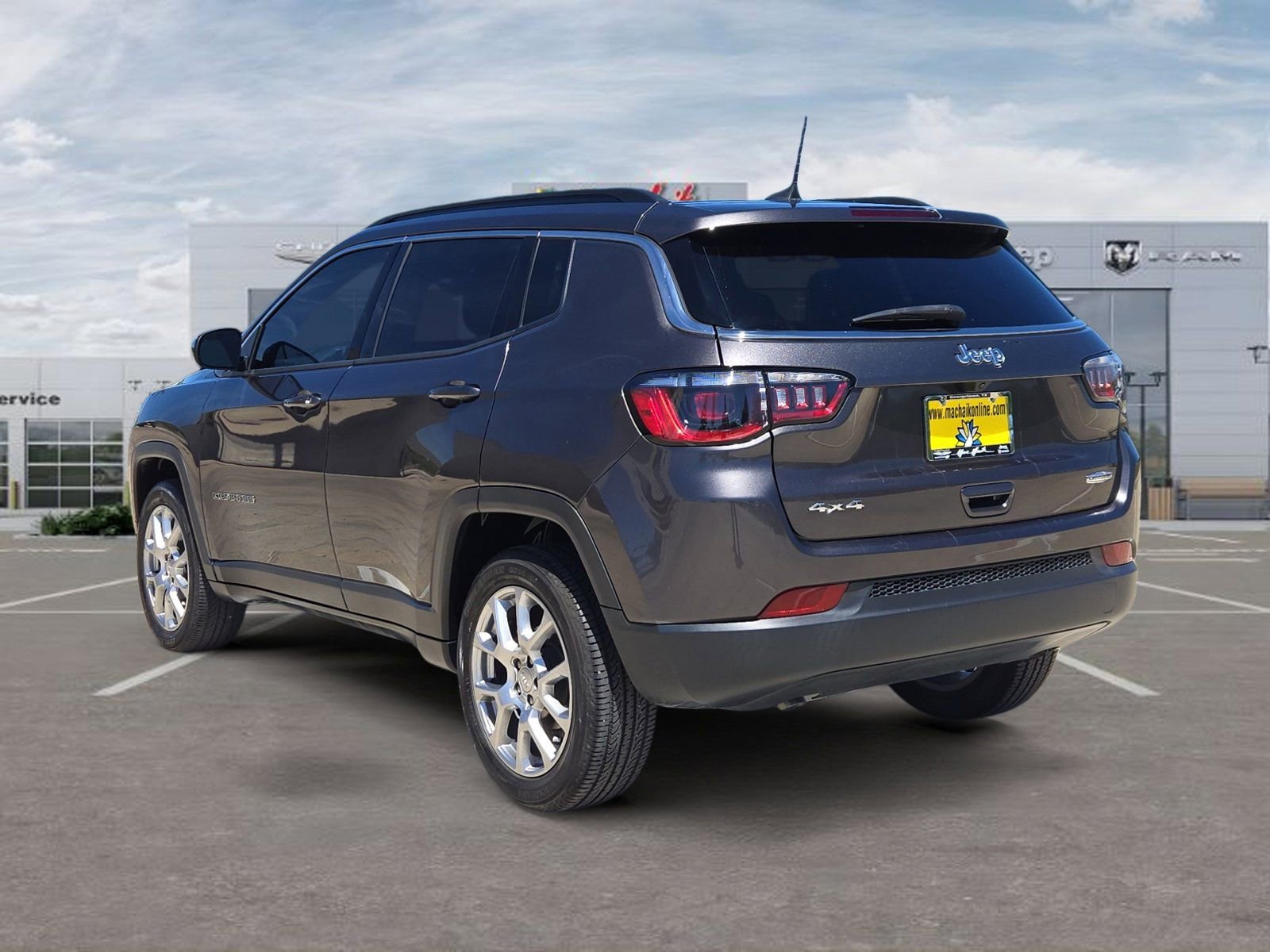 Used 2023 Jeep Compass Latitude image 3
