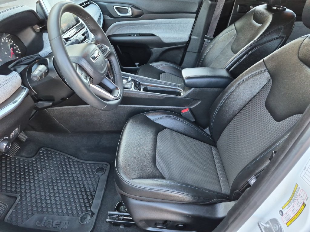 Used 2025 Jeep Compass Latitude w/ Sun & Sound Group AWD/4WD image 21