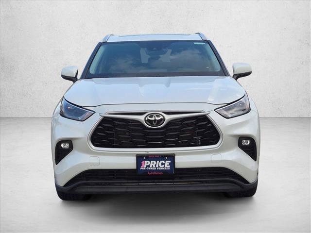 Used 2024 Toyota Highlander XLE FWD image 2