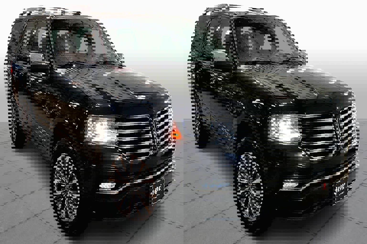 Used 2017 Lincoln Navigator Select image 3