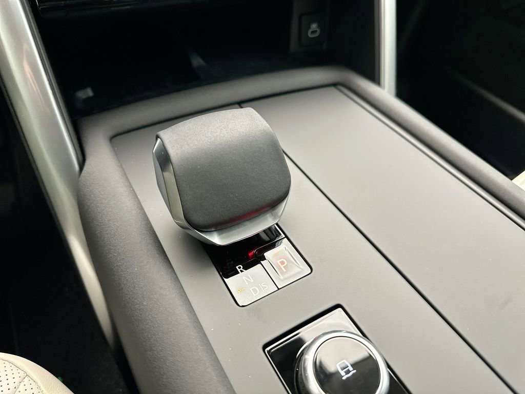 Certified 2025 Land Rover Discovery S AWD/4WD image 9