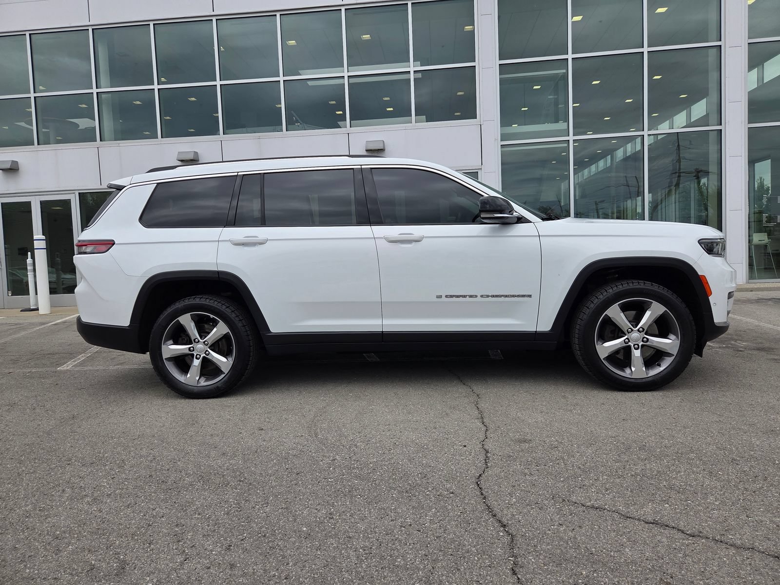 Used 2022 Jeep Grand Cherokee L Limited w/ Luxury Tech Group II AWD/4WD image 3