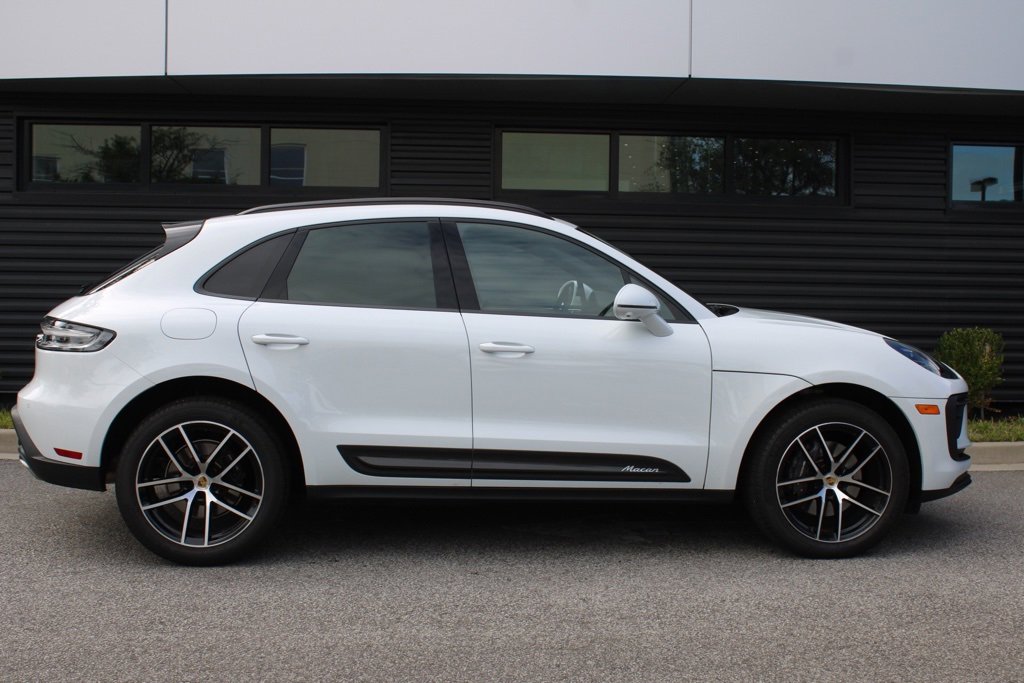Used 2025 Porsche Macan image 8