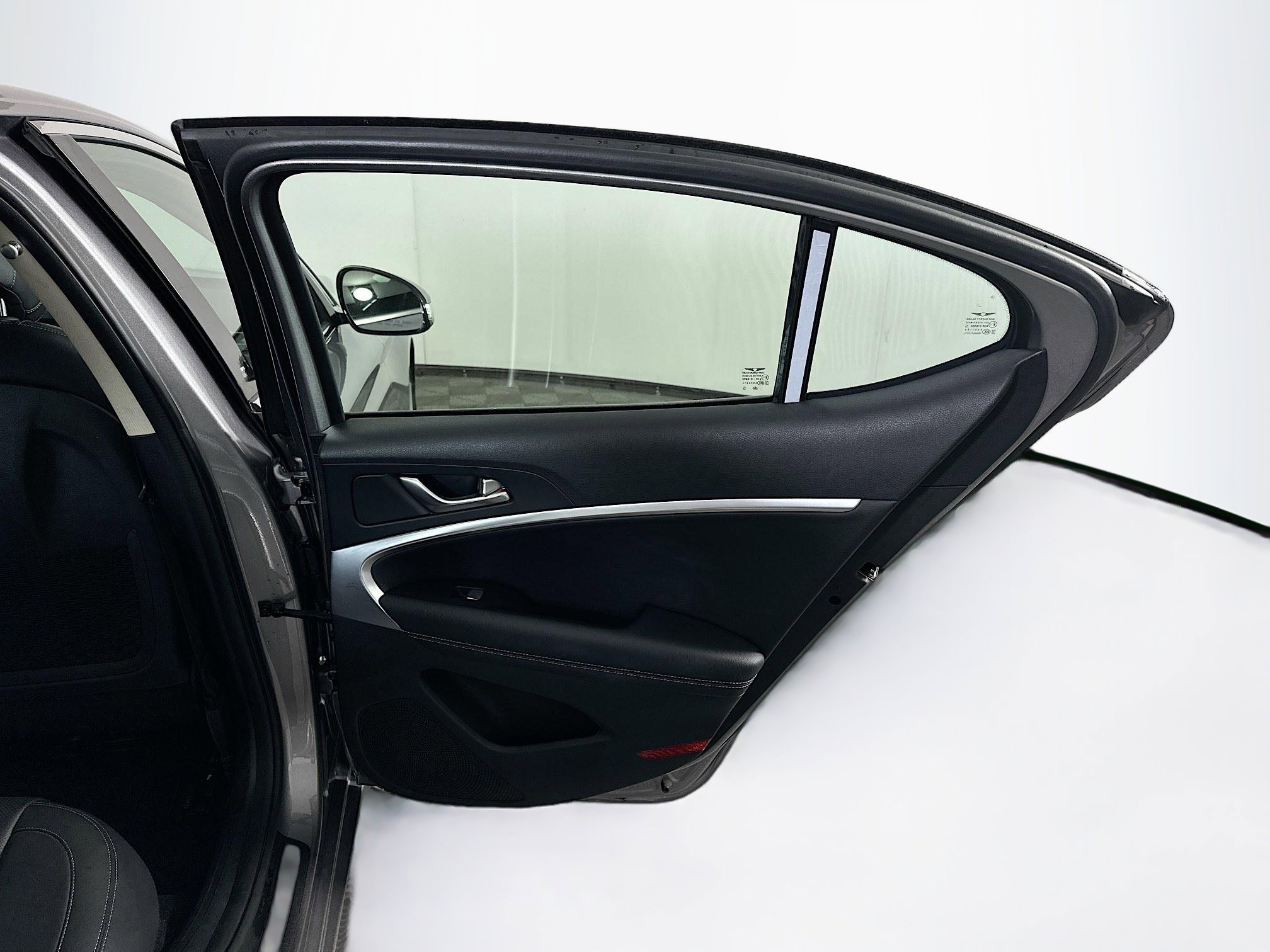 Used 2025 Genesis G70 2.5T image 31