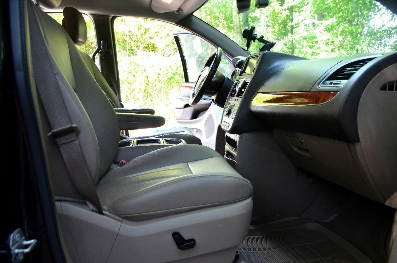 Used 2015 Chrysler Town & Country Touring-L w/ Driver Convenience Group FWD image 14