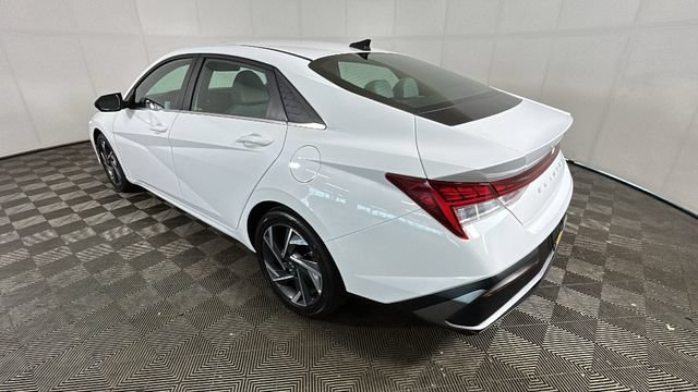 Certified 2025 Hyundai Elantra Limited FWD image 4