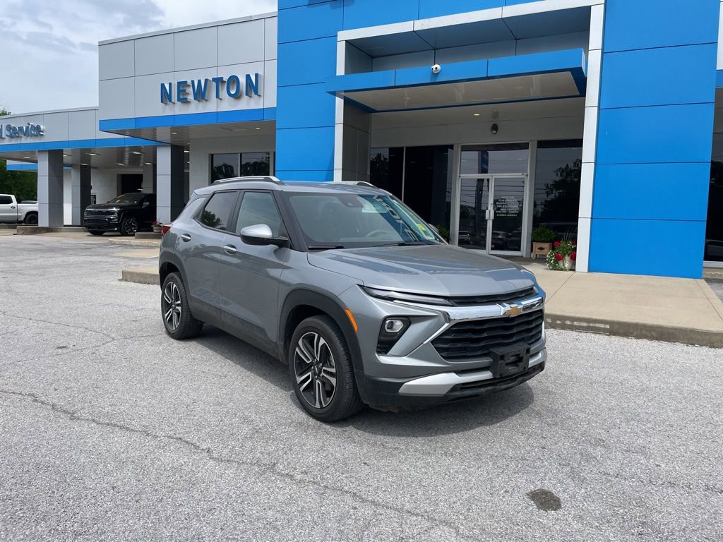 Used 2024 Chevrolet TrailBlazer LT w/ Driver Confidence Package FWD image 2