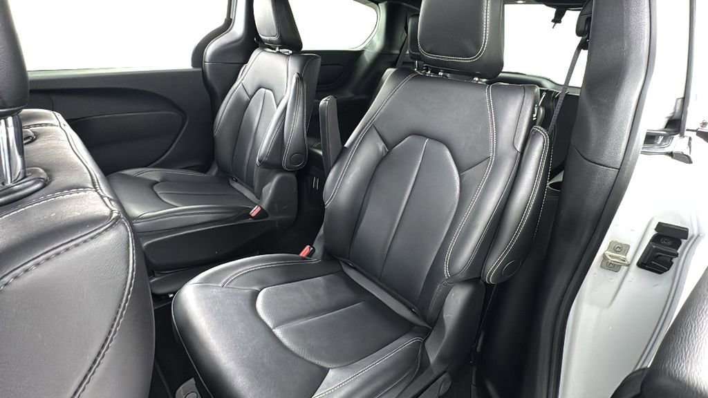 Used 2024 Chrysler Pacifica Select image 13