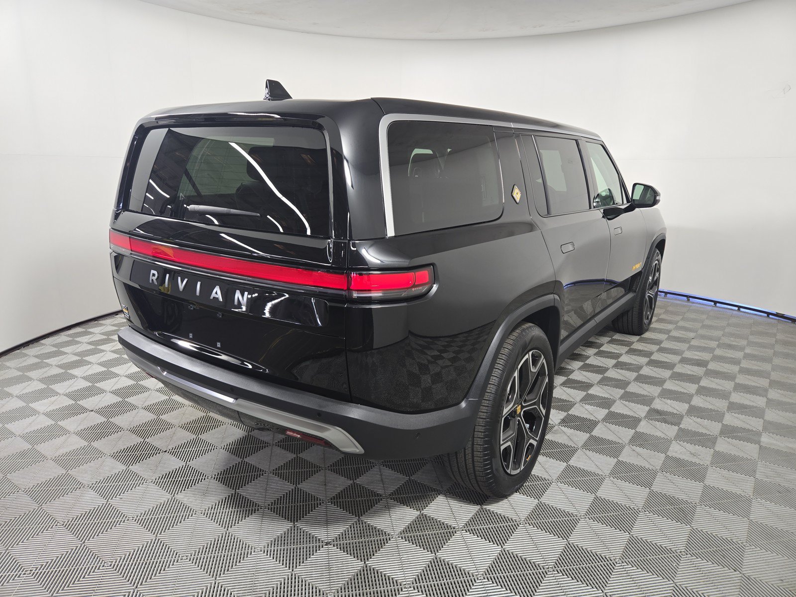 Used 2024 Rivian R1S Adventure AWD/4WD image 5