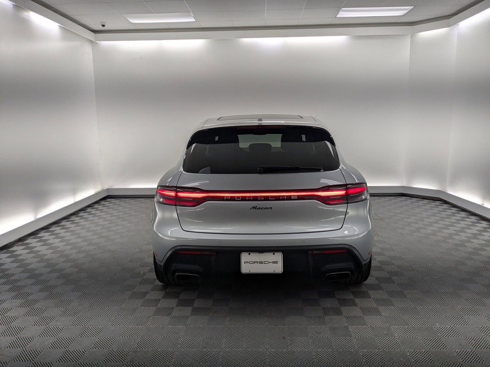 Certified 2025 Porsche Macan image 9