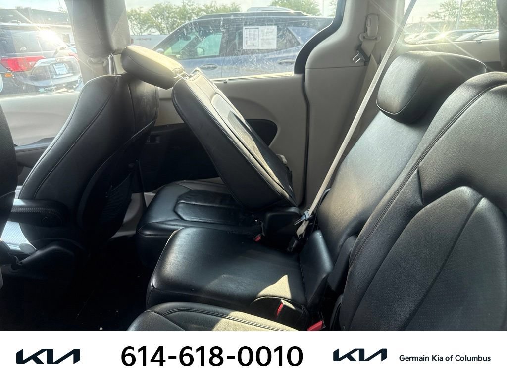 Used 2018 Chrysler Pacifica Touring-L FWD image 9