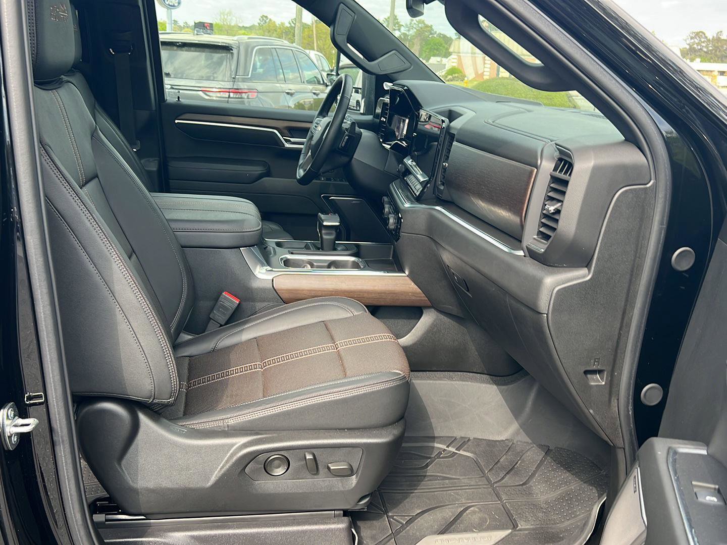 Used 2024 Chevrolet Silverado 1500 High Country w/ High Country Premium Package image 14