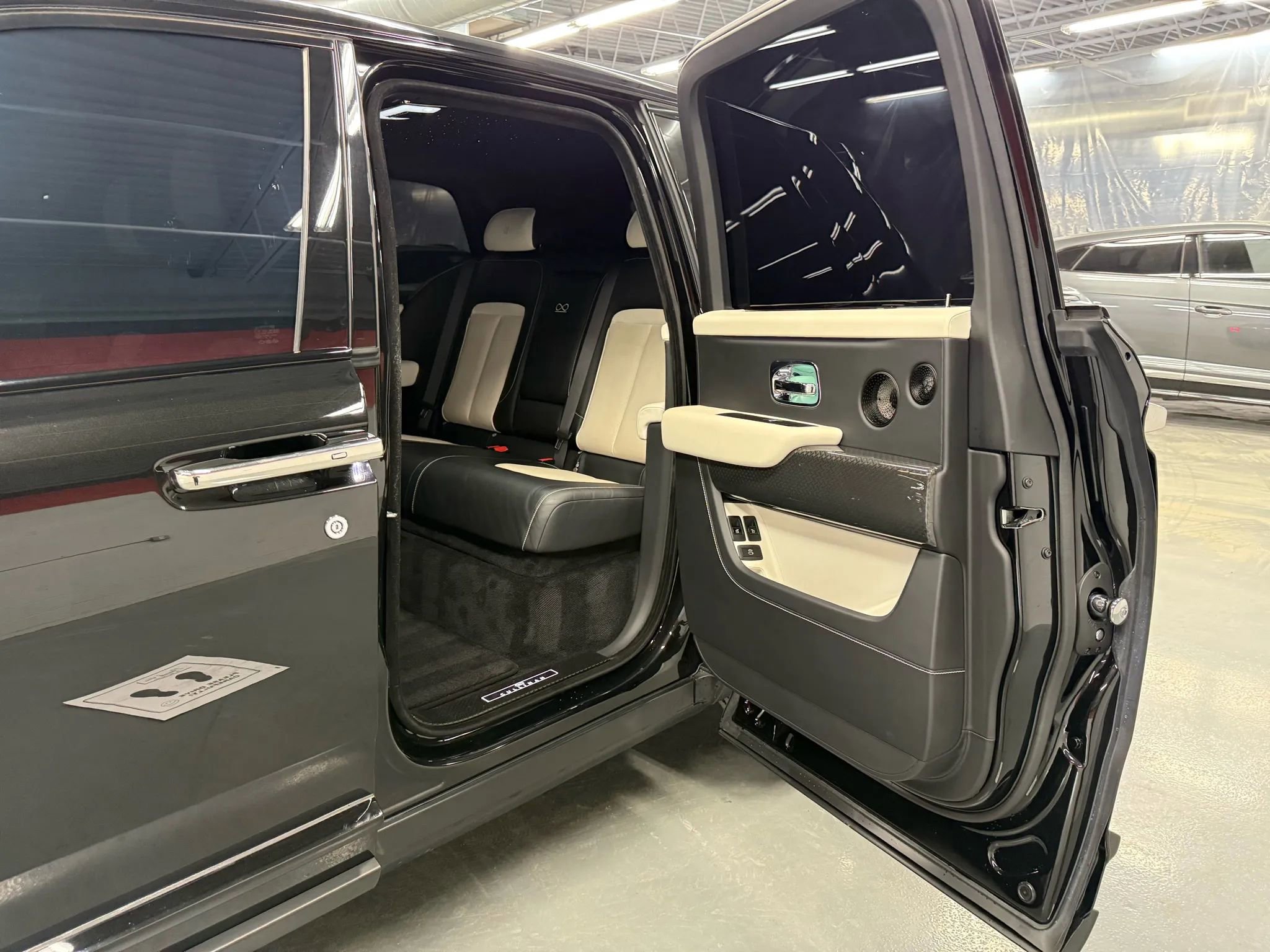 Used 2022 Rolls-Royce Cullinan Black Badge w/ Dark Exterior Package image 43