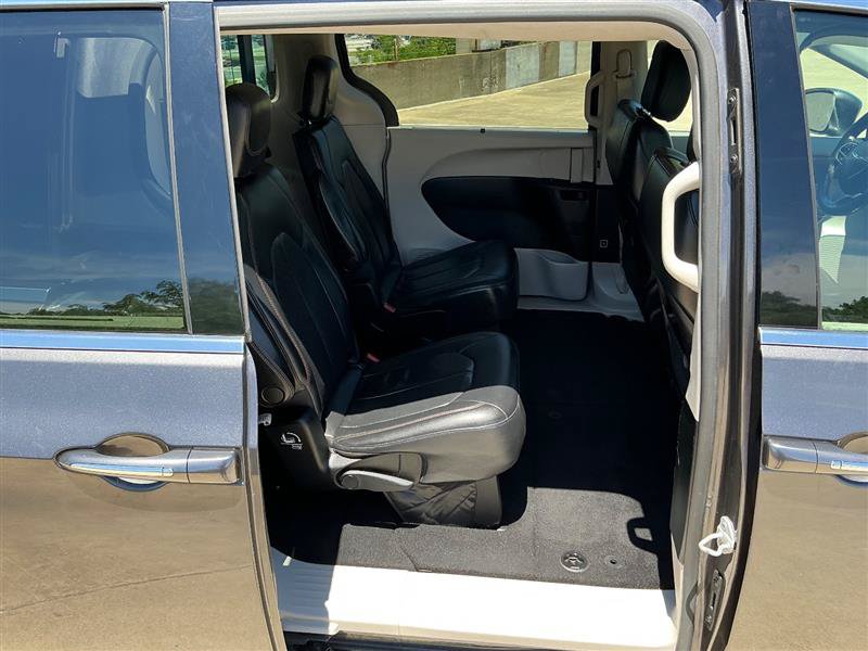 Used 2018 Chrysler Pacifica Touring-L FWD image 40