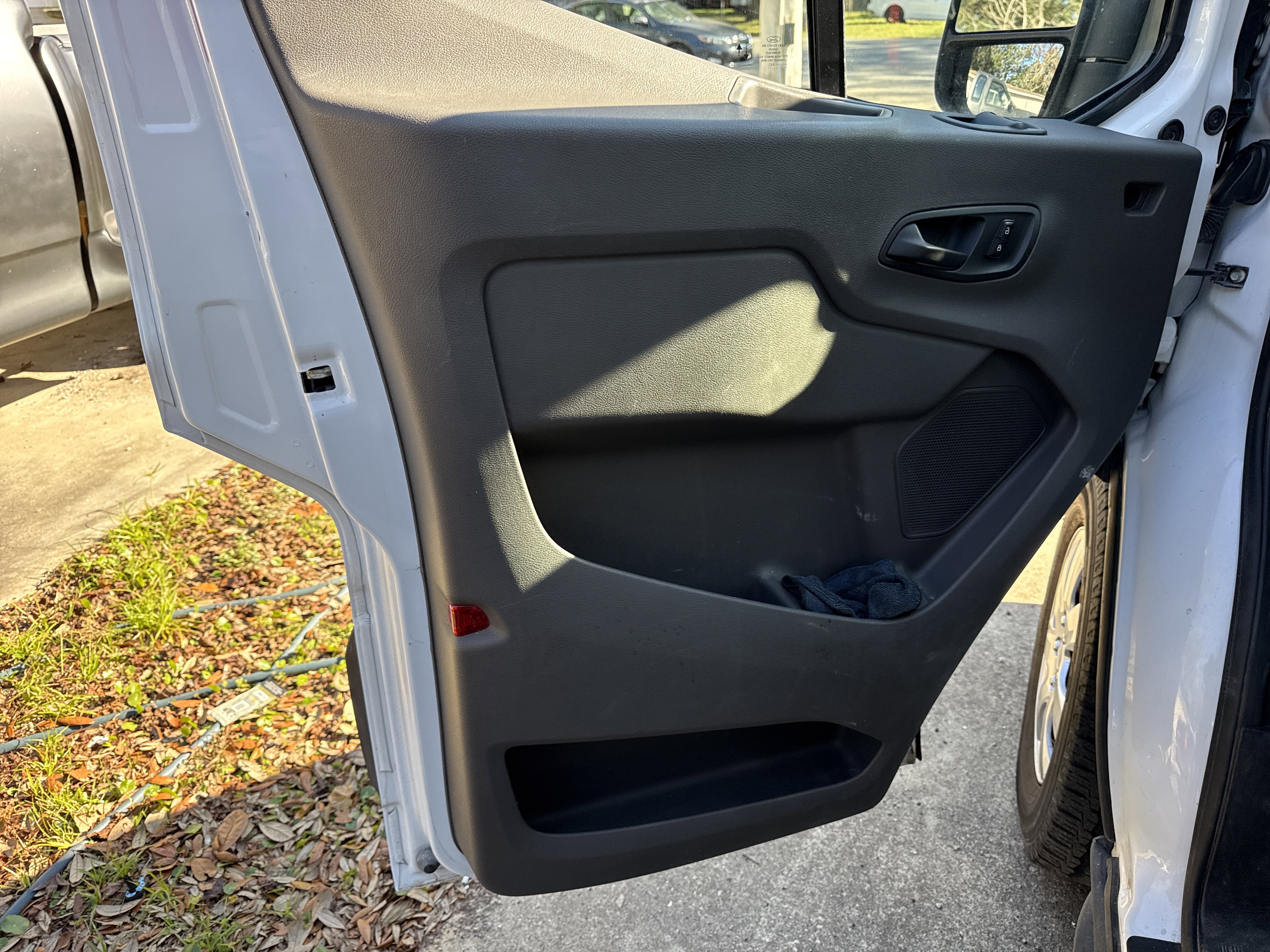 Used 2022 Ford E-Transit 148 High Roof Extended image 34