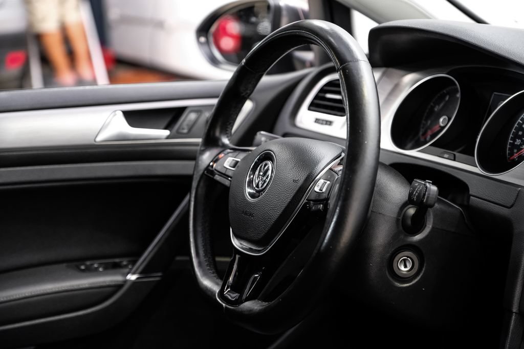 Used 2015 Volkswagen Golf S FWD image 14