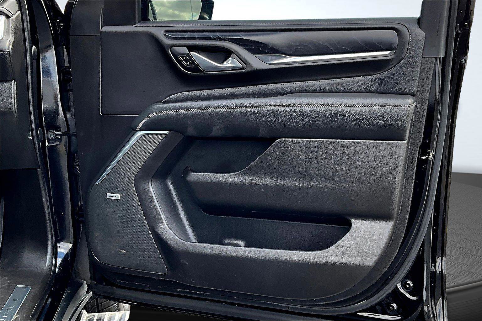 Used 2021 GMC Yukon XL Denali w/ Denali Premium Package image 25