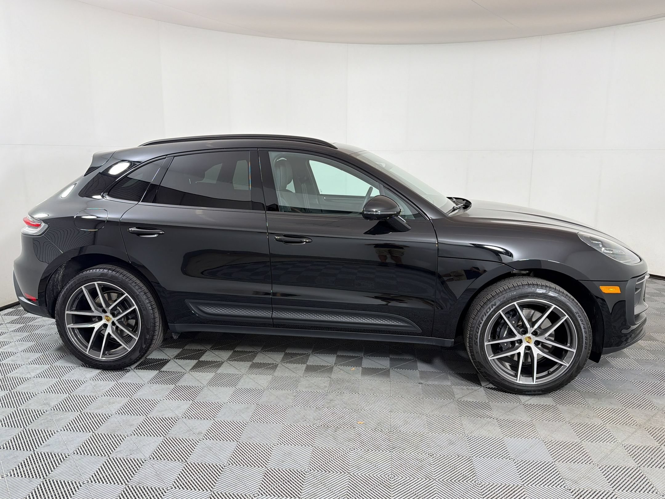 Certified 2026 Porsche Macan AWD/4WD image 9