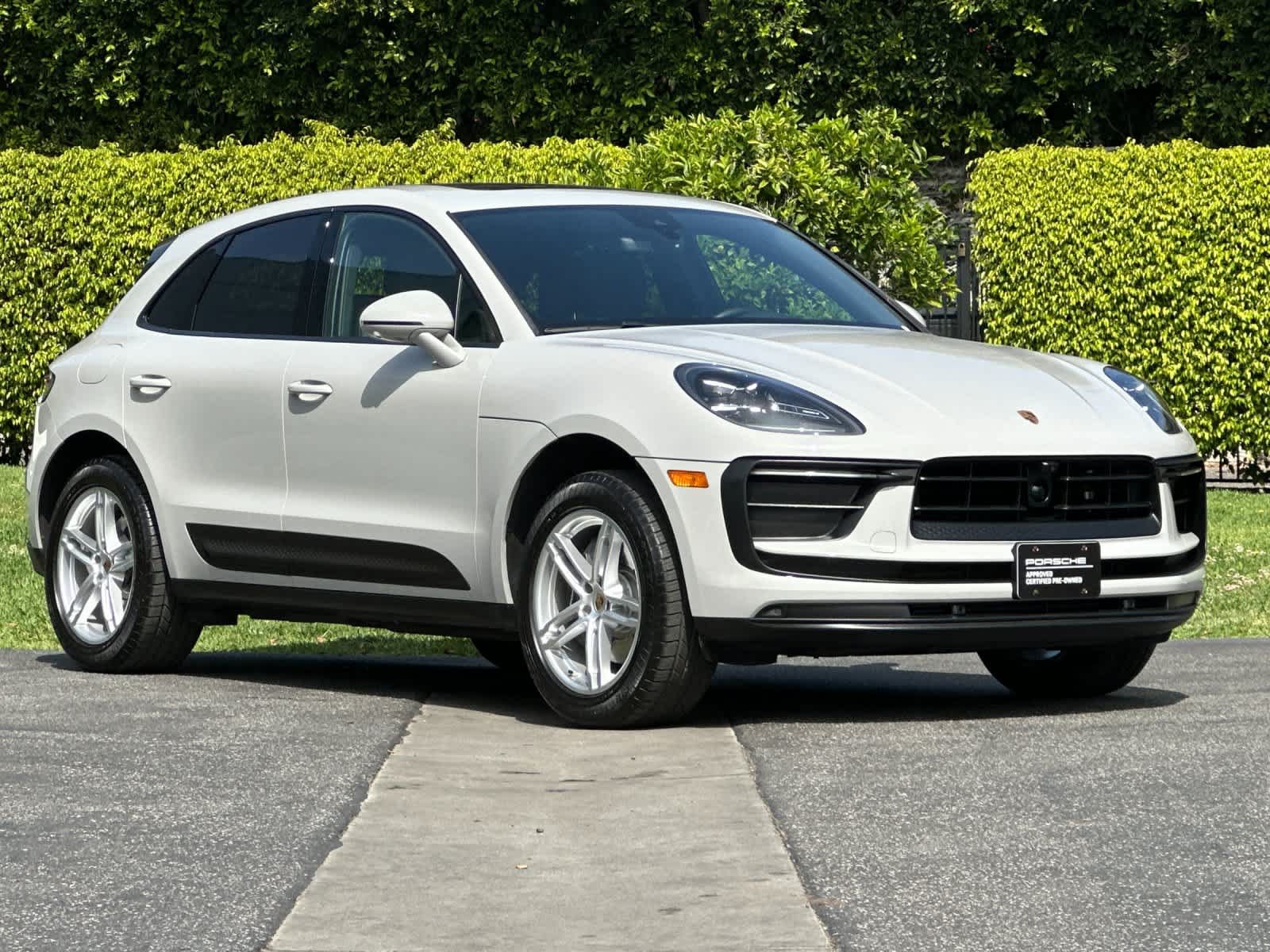 Certified 2023 Porsche Macan AWD/4WD image 10