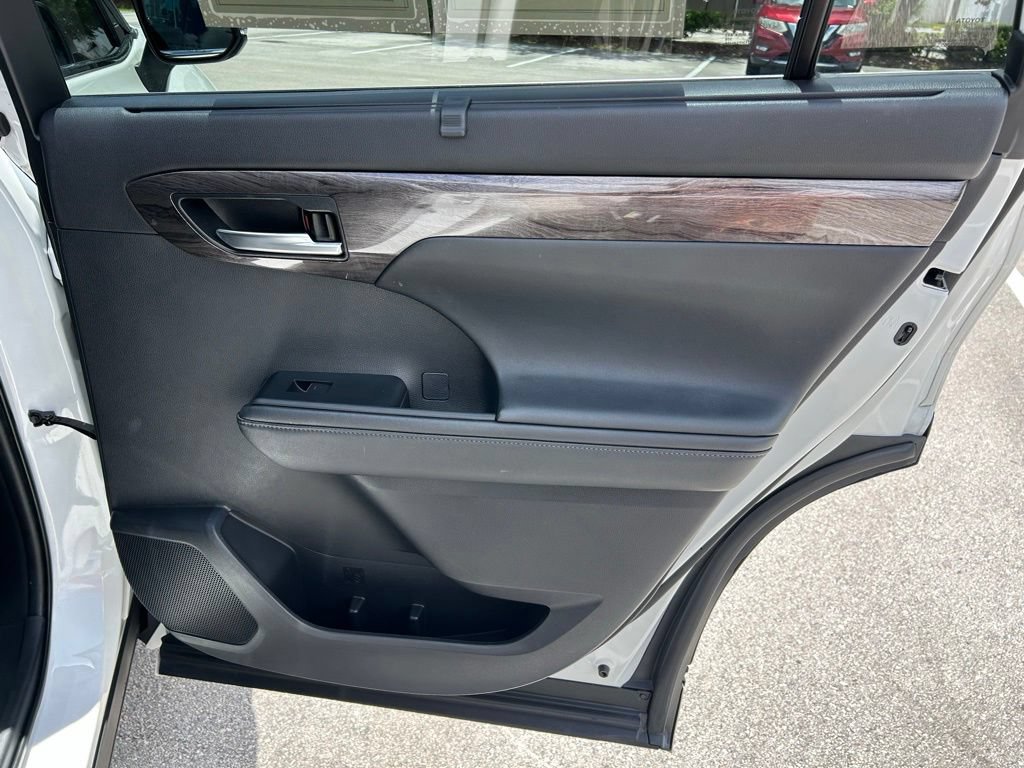 Used 2021 Toyota Highlander Limited AWD/4WD image 46