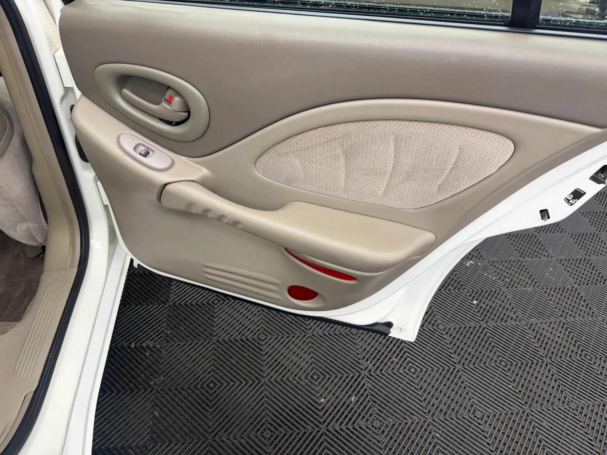 Used 2002 Pontiac Bonneville SE FWD image 8