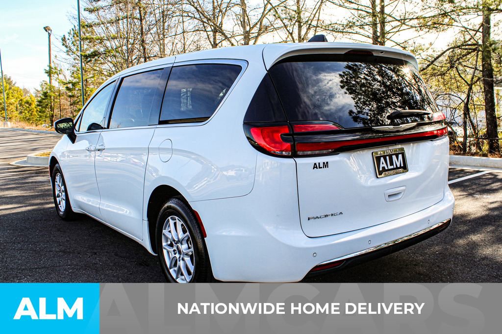 Used 2023 Chrysler Pacifica Touring-L image 5