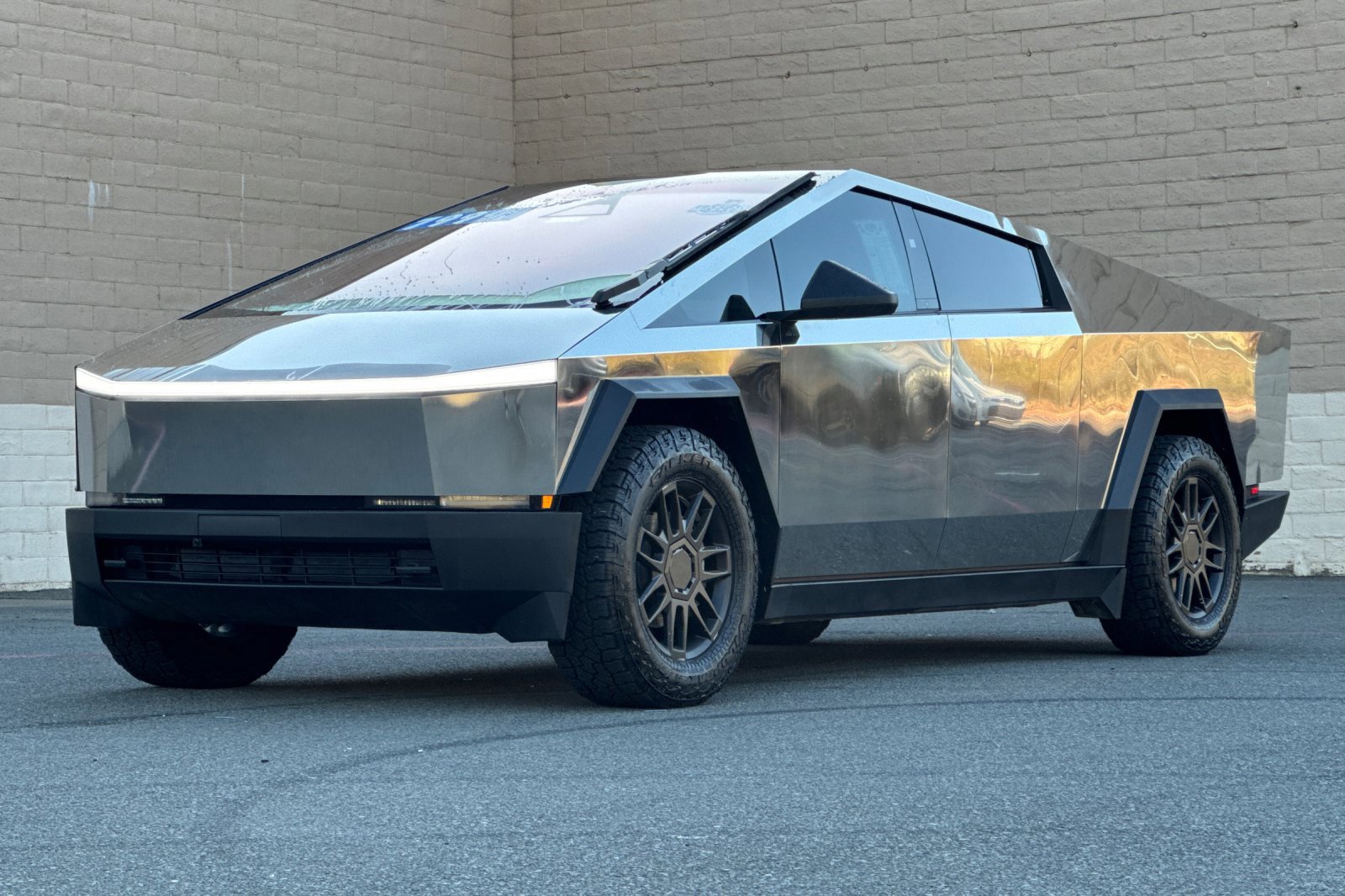 Used 2025 Tesla Cybertruck AWD Crew Cab image 9