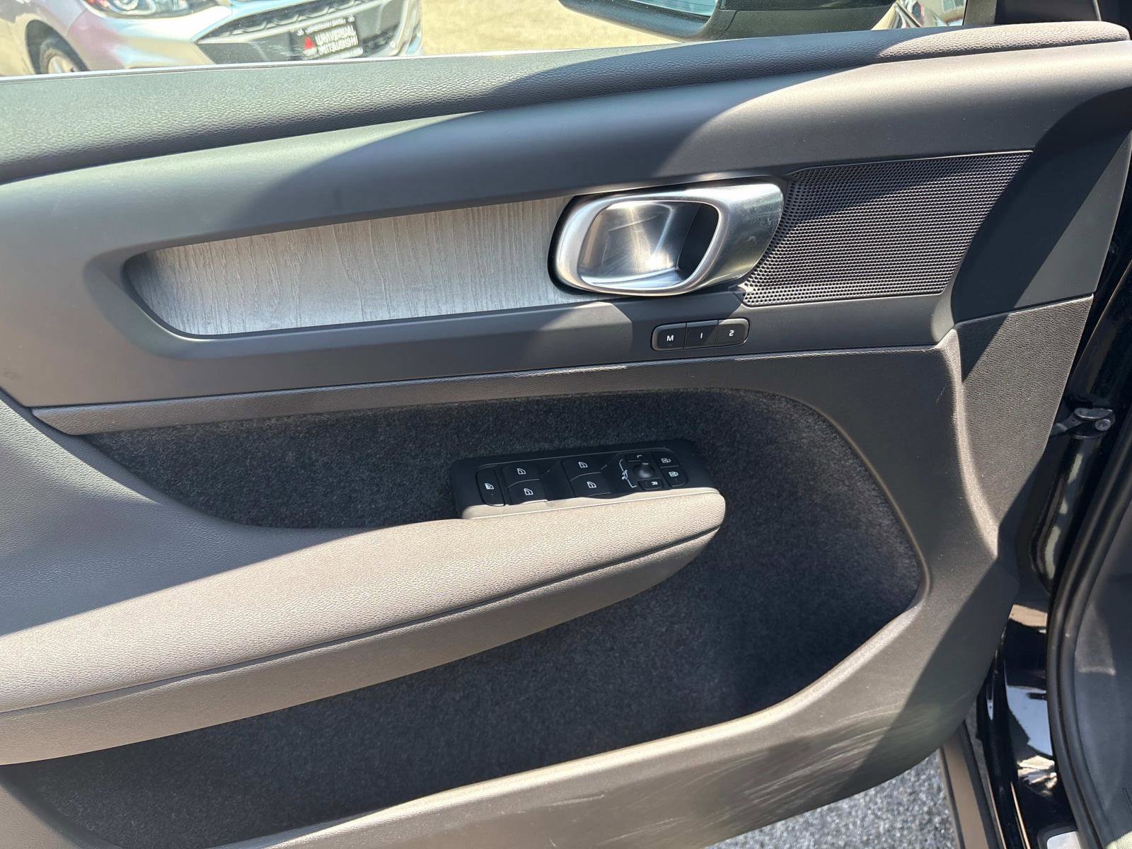 Used 2023 Volvo XC40 B5 Plus image 16