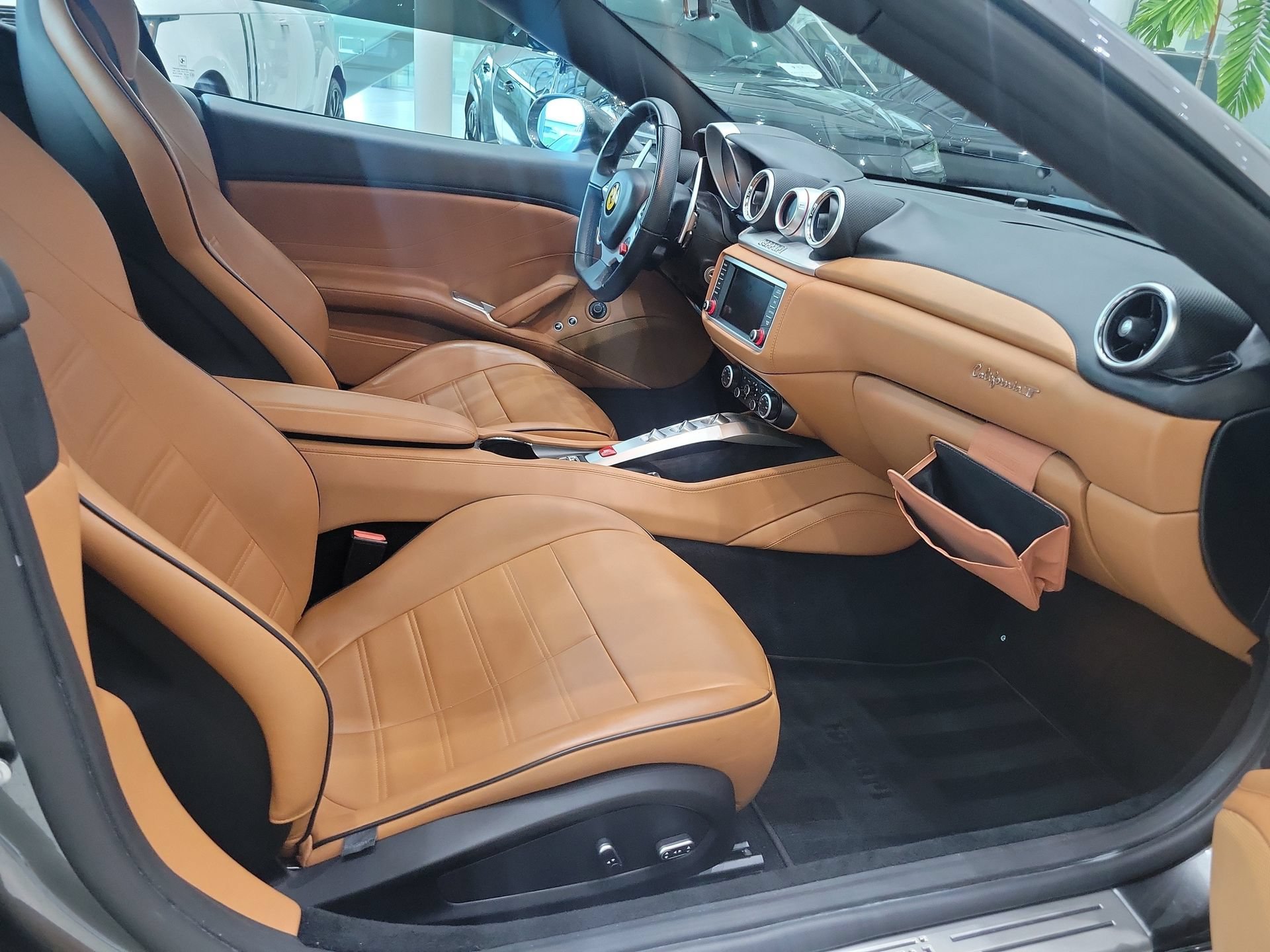 Used 2017 Ferrari California T RWD image 4