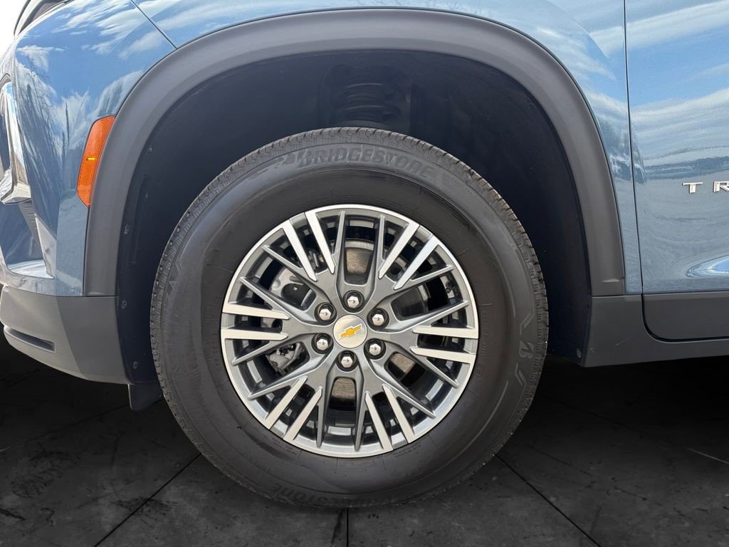 Certified 2025 Chevrolet Traverse LT w/ Driver Confidence Package FWD image 16