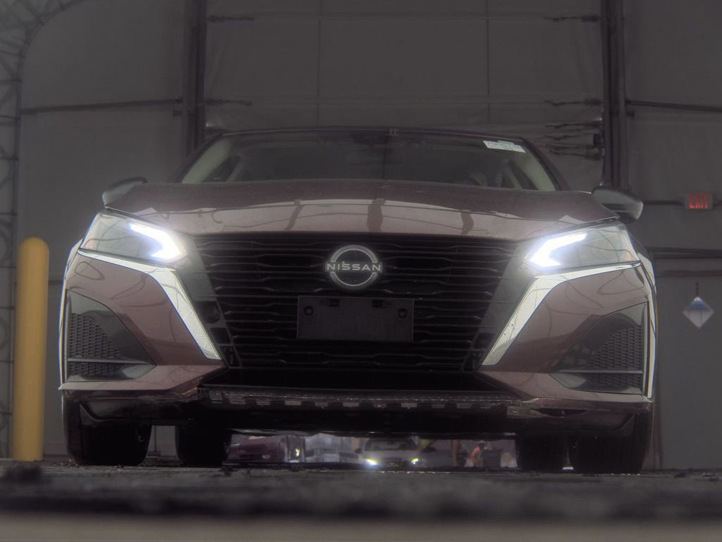 Used 2024 Nissan Altima 2.5 SV image 3