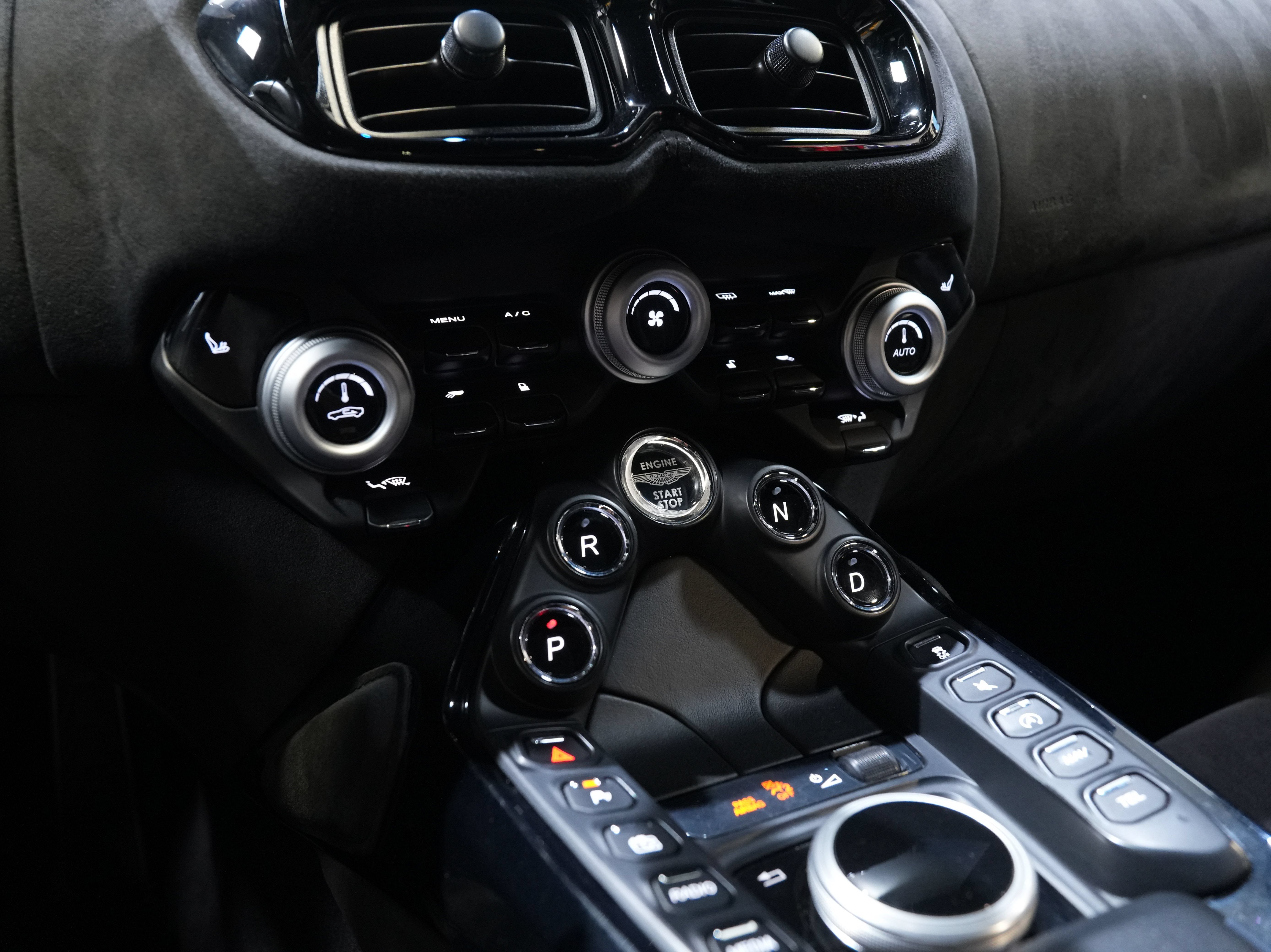Used 2020 Aston Martin V8 Vantage Coupe RWD image 38