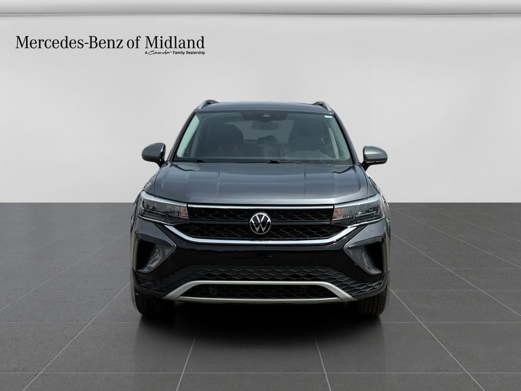 Used 2024 Volkswagen Taos SE image 2
