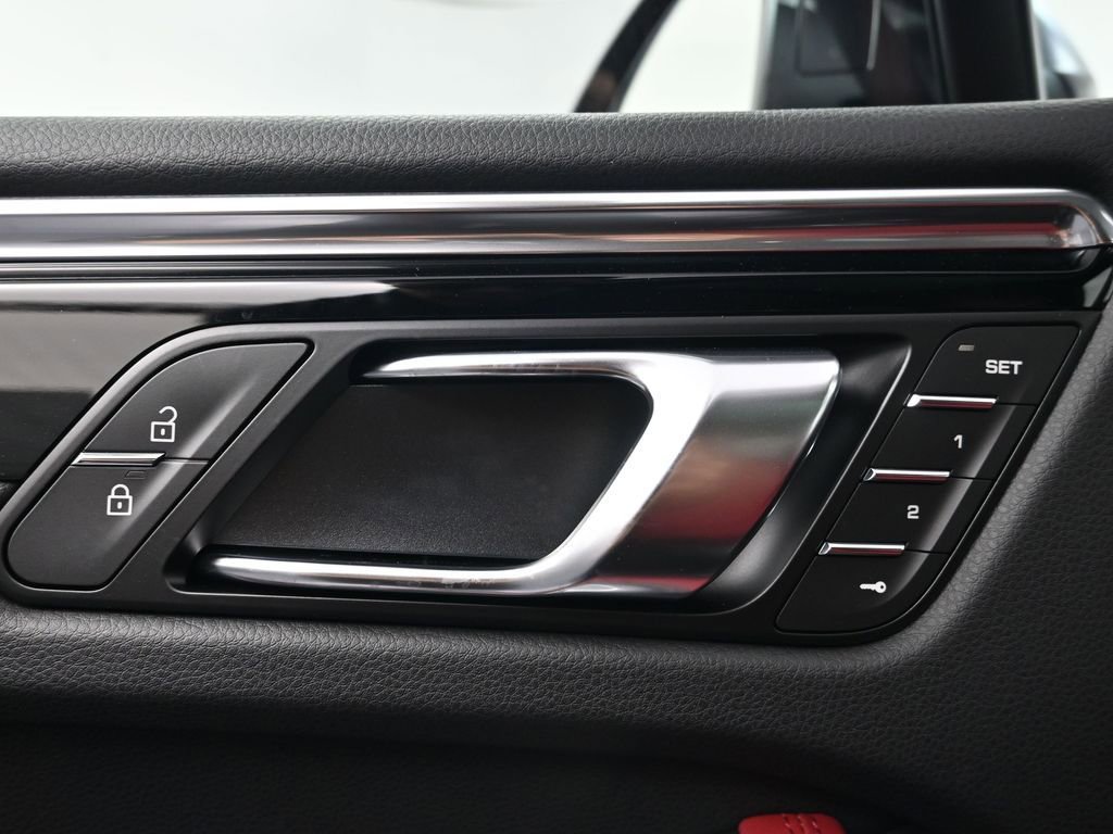 New 2026 Porsche Macan image 18
