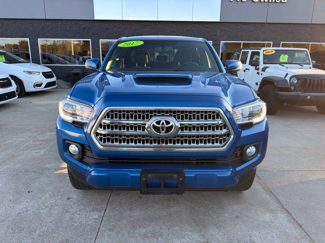 Used 2017 Toyota Tacoma TRD Sport AWD/4WD image 2