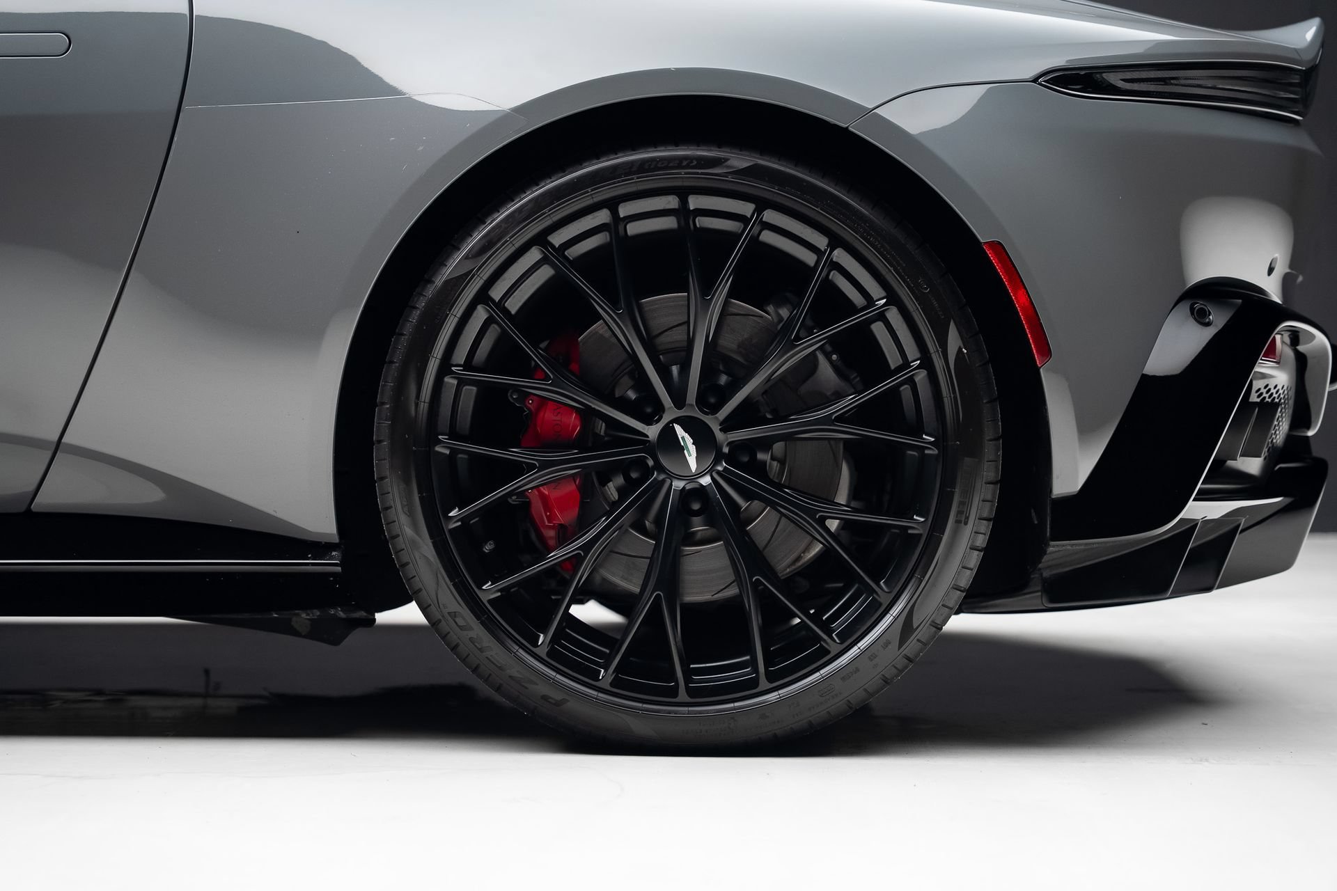 Used 2023 Aston Martin V8 Vantage Roadster RWD image 23