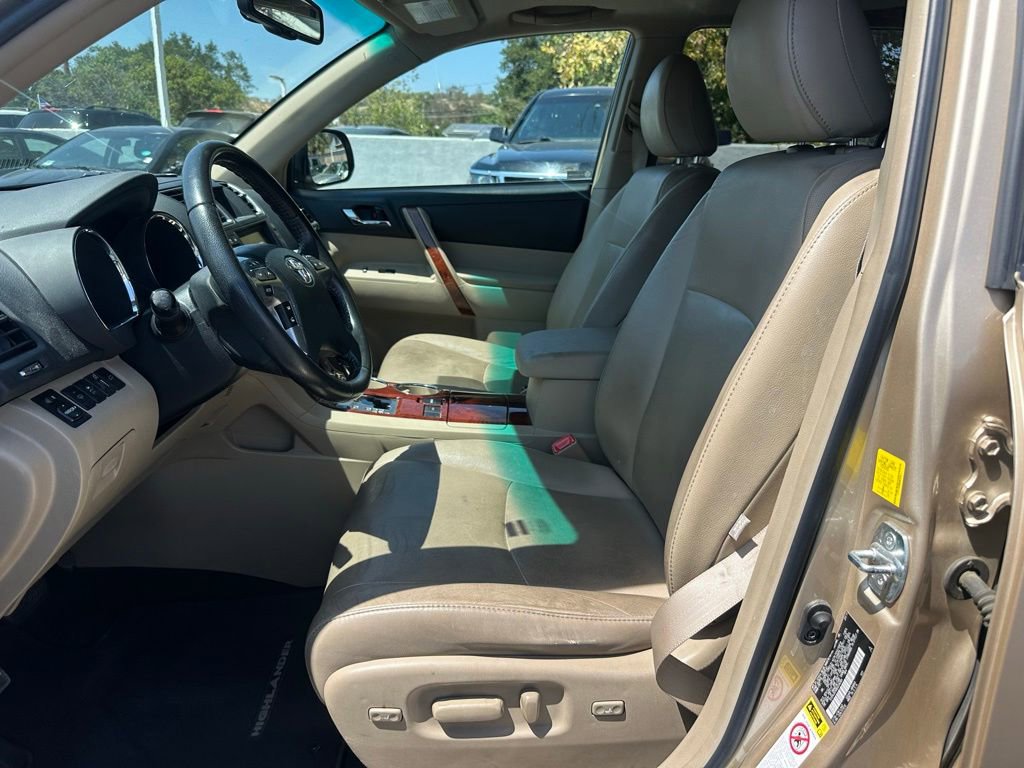 Used 2011 Toyota Highlander Limited w/ Tow Pkg FWD image 12